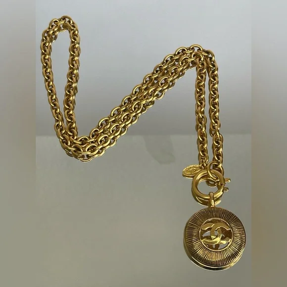 CHANEL CC Logo Sunburst necklace with box - Picture 9 of 9